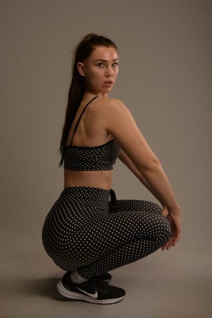 Naisten korkeavyötäröiset leggingsit pilkkukuosilla ja muotoilevalla istuvuudella