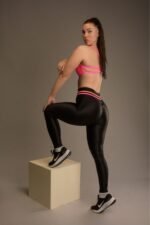 Naisten mustat kiiltävät urheiluleggingsit neonvärisellä vyötäröllä