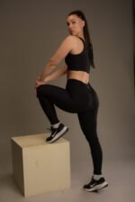Naisten mustat leggingsit, joissa push-up-teknologia ja hunajakennorakenne.