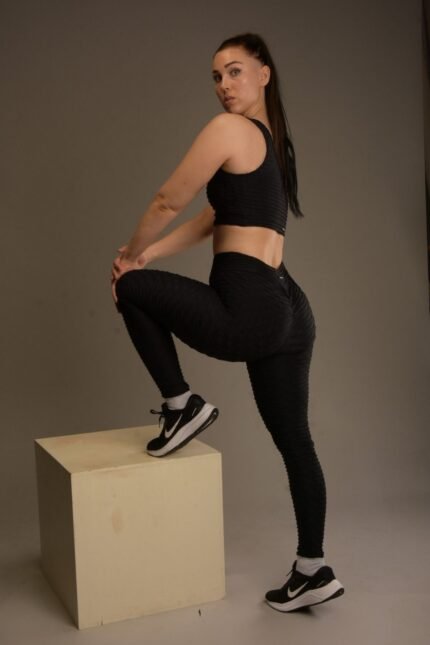 Naisten mustat leggingsit, joissa push-up-teknologia ja hunajakennorakenne.