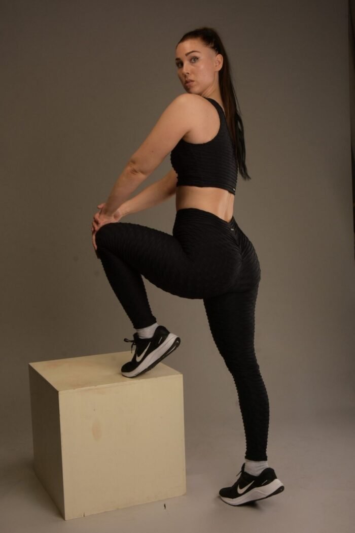 Naisten mustat leggingsit, joissa push-up-teknologia ja hunajakennorakenne.