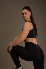 Naisten mustat leggingsit, joissa push-up-teknologia ja hunajakennorakenne.