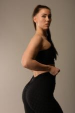 Naisten mustat leggingsit, joissa push-up-teknologia ja hunajakennorakenne.