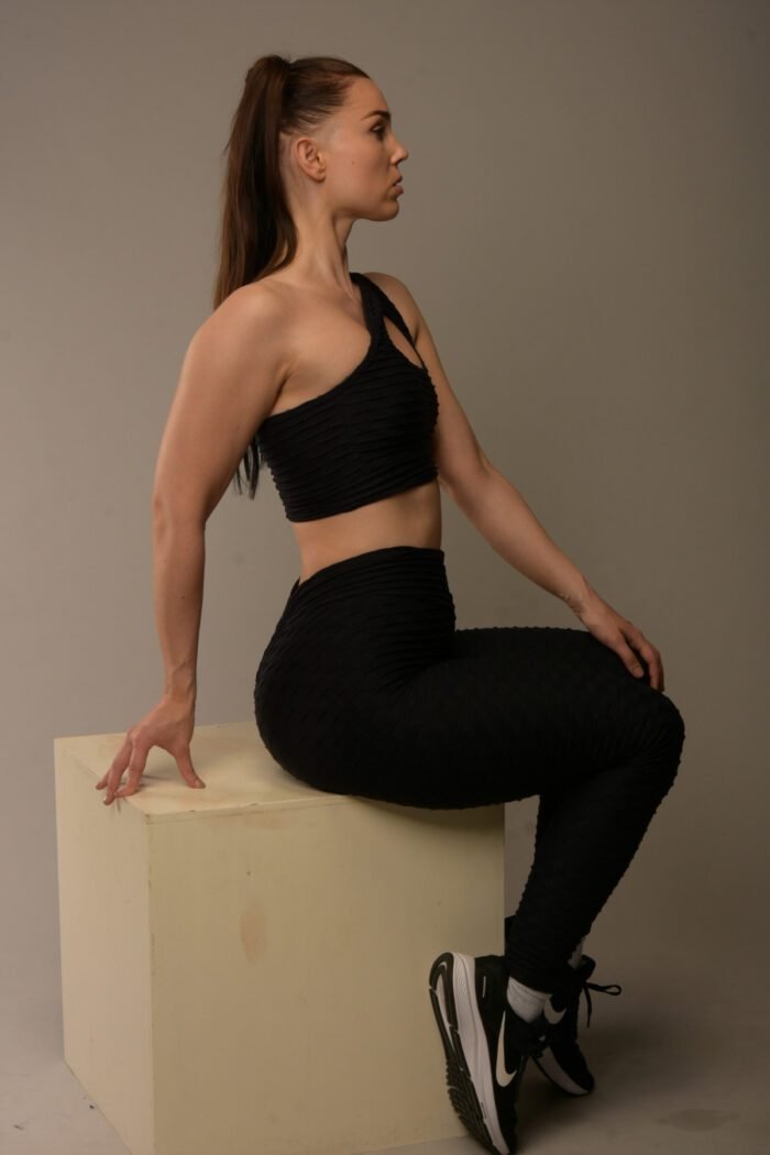 Naisten mustat leggingsit, joissa push-up-teknologia ja hunajakennorakenne.