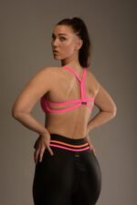 Naisten neonpinkki urheilutoppi ristikkäisillä selkäolkaimilla