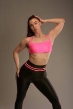 Naisten neonpinkki urheilutoppi ristikkäisillä selkäolkaimilla