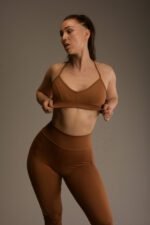 Naisten ruskea urheilutoppi ohuilla olkaimilla ja V-pääntiellä