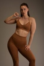 Naisten ruskea urheilutoppi ohuilla olkaimilla ja V-pääntiellä