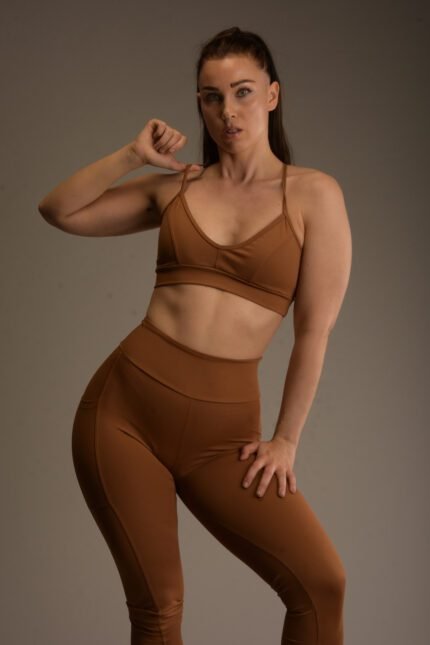 Naisten ruskea urheilutoppi ohuilla olkaimilla ja V-pääntiellä