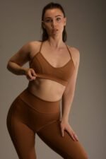 Naisten ruskea urheilutoppi ohuilla olkaimilla ja V-pääntiellä