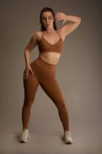 Naisten ruskeat urheiluleggingsit korkealla vyötäröllä ja sivutaskuilla