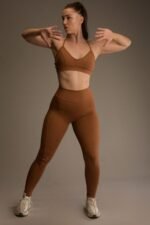 Naisten ruskeat urheiluleggingsit korkealla vyötäröllä ja sivutaskuilla