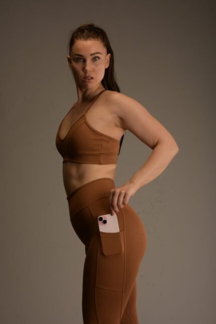 Naisten ruskeat urheiluleggingsit korkealla vyötäröllä ja sivutaskuilla