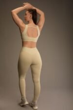 Naisten beige urheiluleggingsit sivutaskulla ja korkealla vyötäröllä