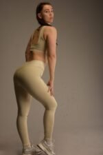 Naisten beige urheiluleggingsit sivutaskulla ja korkealla vyötäröllä