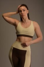 Naisten urheilutoppi – kaksivärinen, ristiselkä, ribbineulos