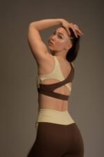 Naisten urheilutoppi – kaksivärinen, ristiselkä, ribbineulos