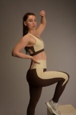 Naisten urheiluleggingsit Kauppa – korkeavyötäröiset, kaksiväriset, ribbineulos