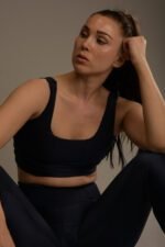 Naisten laivastonsininen urheilucropped leveillä olkaimilla ja napakalla istuvuudella