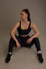 Naisten laivastonsiniset urheiluleggingsit korkealla vyötäröllä ja sivuleikkauksilla