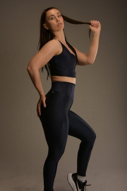 Naisten laivastonsiniset urheiluleggingsit korkealla vyötäröllä ja sivuleikkauksilla