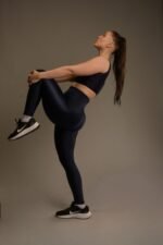 Naisten laivastonsiniset urheiluleggingsit korkealla vyötäröllä ja sivuleikkauksilla