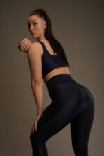 Naisten laivastonsiniset urheiluleggingsit korkealla vyötäröllä ja sivuleikkauksilla