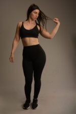 Naisten mustat korkeavyötäröiset urheiluleggingsit push-up-efektillä ja ribbikangasyksityiskohdilla