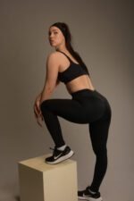 Naisten mustat korkeavyötäröiset urheiluleggingsit push-up-efektillä ja ribbikangasyksityiskohdilla