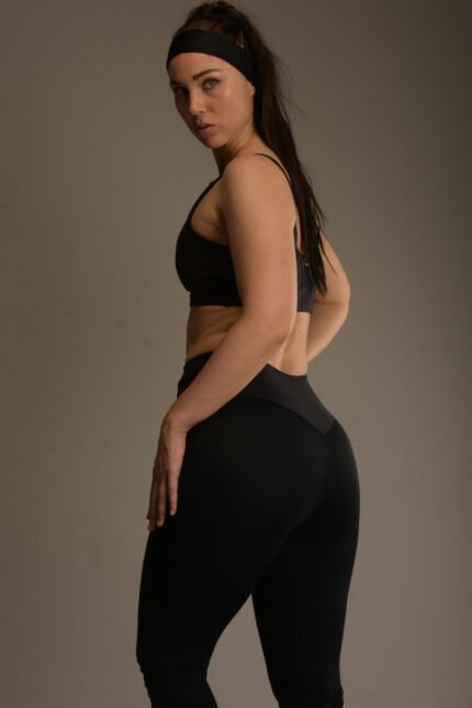 Naisten mustat korkeavyötäröiset urheiluleggingsit push-up-efektillä ja ribbikangasyksityiskohdilla