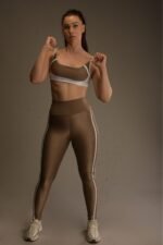 Naisten korkeavyötäröiset ruskeat treenileggingsit valkoisilla sivuraidoilla