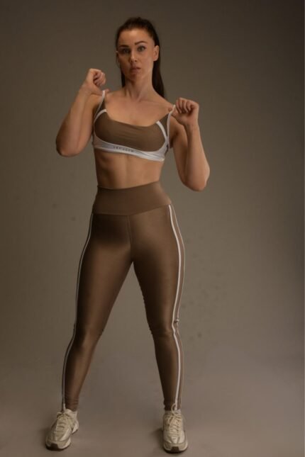 Naisten korkeavyötäröiset ruskeat treenileggingsit valkoisilla sivuraidoilla