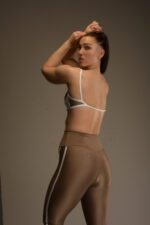 Naisten urheilutoppi valkoisilla yksityiskohdilla – tyylikäs ja mukava treeniin