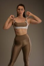 Naisten urheilutoppi valkoisilla yksityiskohdilla – tyylikäs ja mukava treeniin