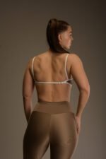 Naisten urheilutoppi valkoisilla yksityiskohdilla – tyylikäs ja mukava treeniin